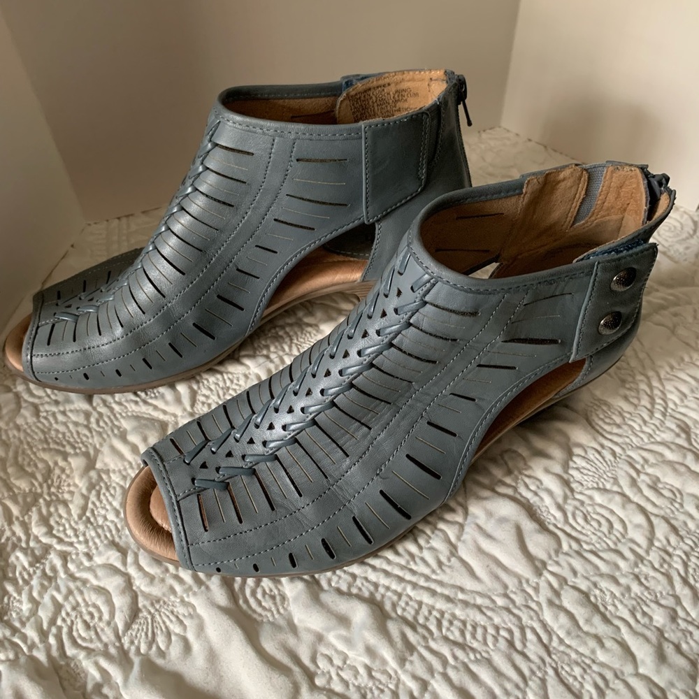 Earth shoes women ‘s size 9.5